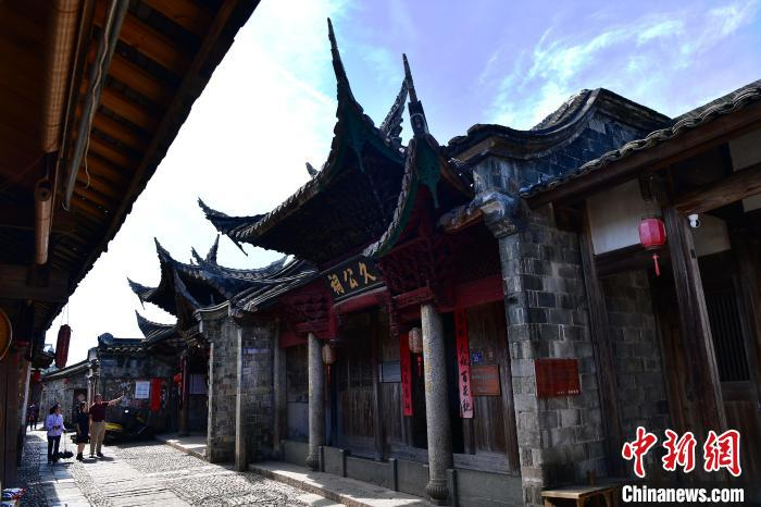 图为游客在培田村观赏古民居。　张斌 摄