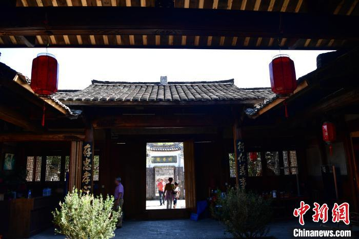 图为游客在培田村观赏古民居。　张斌 摄
