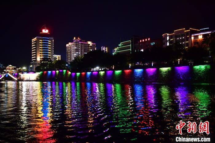 图为10月28日晚，汀江沿岸美丽的夜景。　张斌 摄