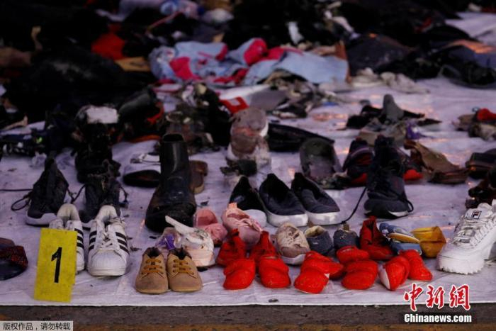 资料图：当地时间2018年11月1日，印尼雅加达，印尼狮航坠海客机遇难者遗物摆满一地。