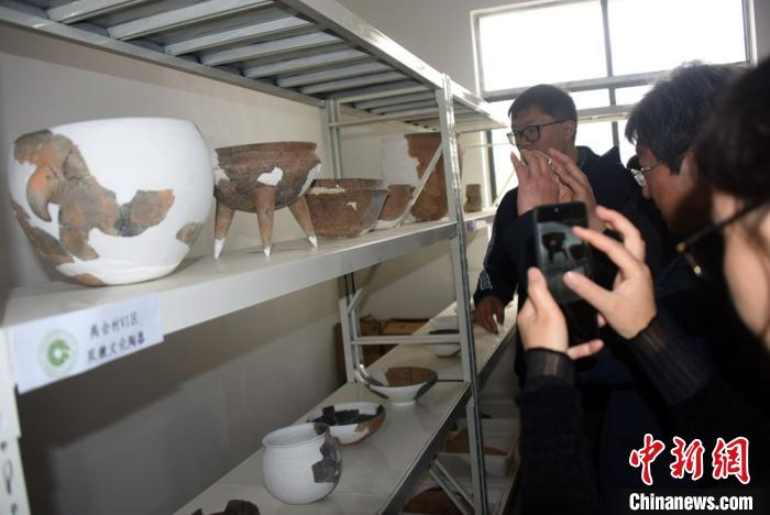 禹会村遗址出文物颇受关注。　孙自法 摄