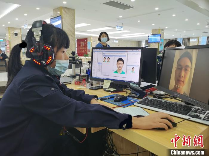 图为赤水市营商环境建设局工作人员远程为民众办理业务。　周启炜 摄