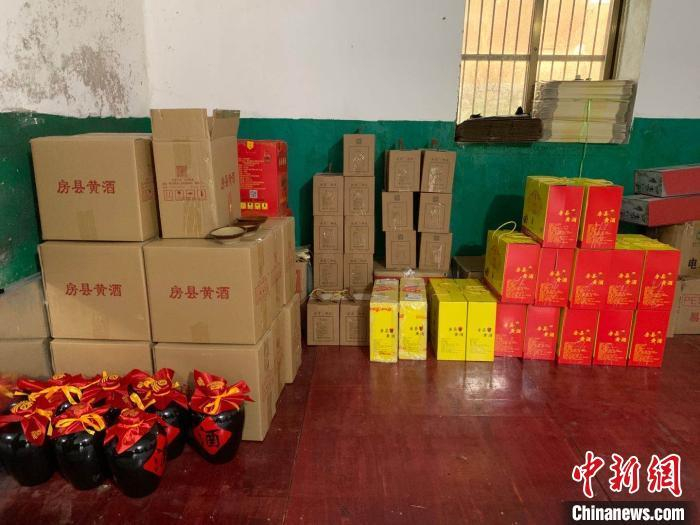 　　图为瞿万江打包好的自酿黄酒 武一力 摄