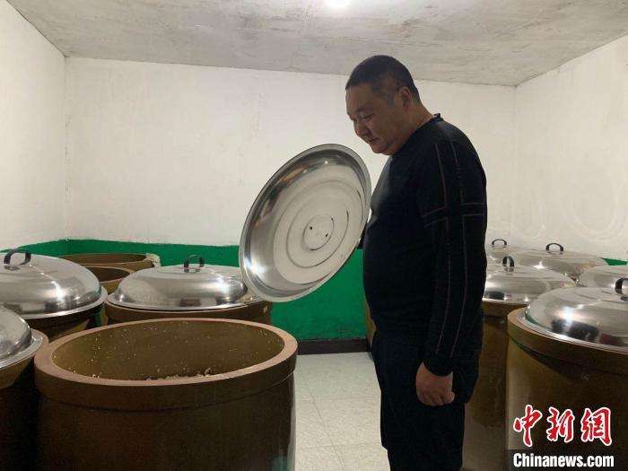 　　图为瞿万江正在酿制黄酒 武一力 摄