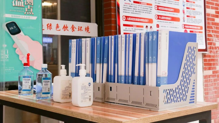 ▲疫情期间，学校食堂做好防控检测工作