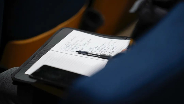 岛友们不时低头记录