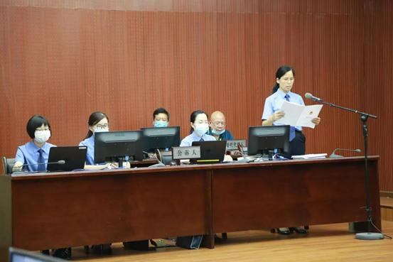  荆州市人民检察院公诉人宣读该案起诉书