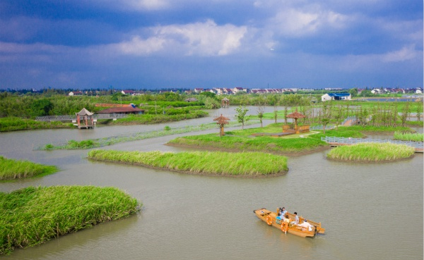 图说：湿地公园远离都市的喧嚣，是不错的歇脚之处。