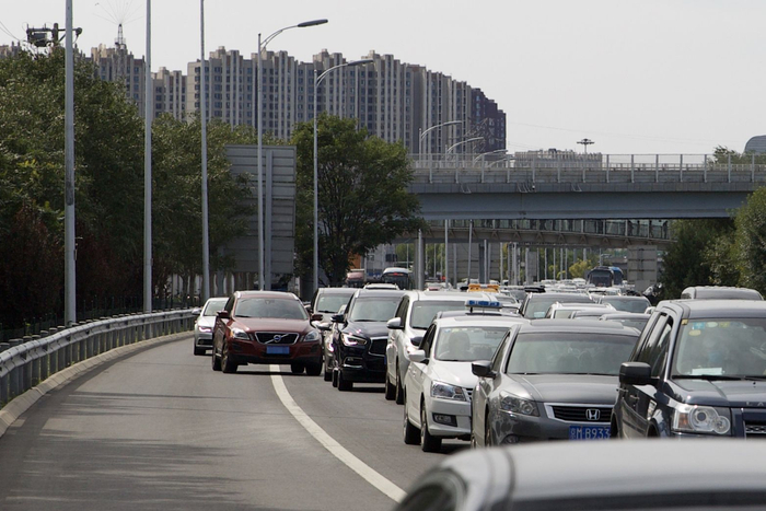 来广营桥南京承高速入口处，两辆非紧急情况下驶入应急车道的车辆。摄影/新京报记者 李凯祥