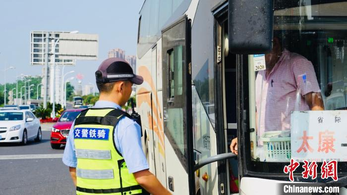 检查客运车辆，确保行车安全。　孙瑜 摄