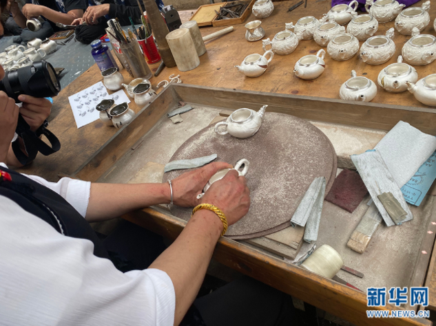 新华村的银制品 刘奕 摄