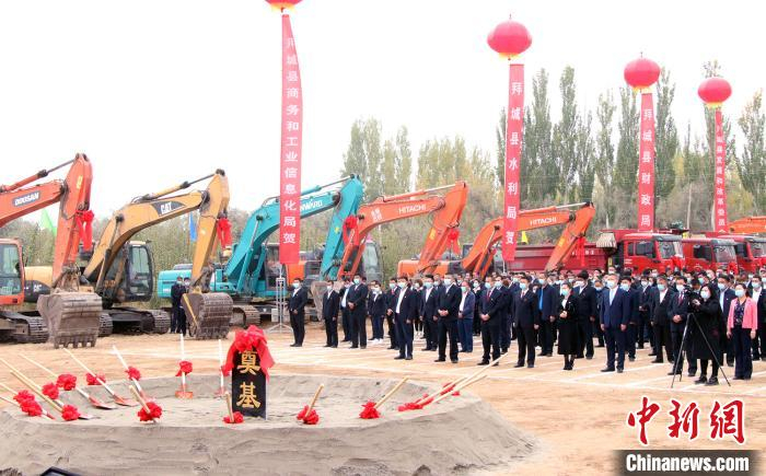     华凌集团总投资45亿元的大型田园综合体项目是拜城县农业产业化发展史上投资金额最巨、开发规模最大、生态效益最佳、带动效应最广的大项目、好项目。　孙亭文　摄