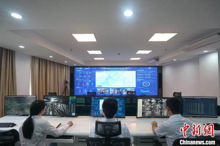     值守的工作人员正在通过智慧平台巡检。　国网杭州供电公司 供图