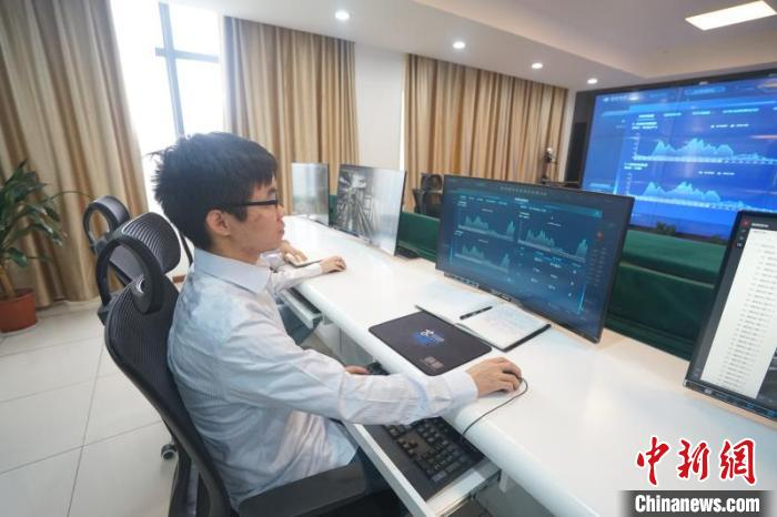 值守的工作人员正在通过智慧平台巡检。　国网杭州供电公司 供图 