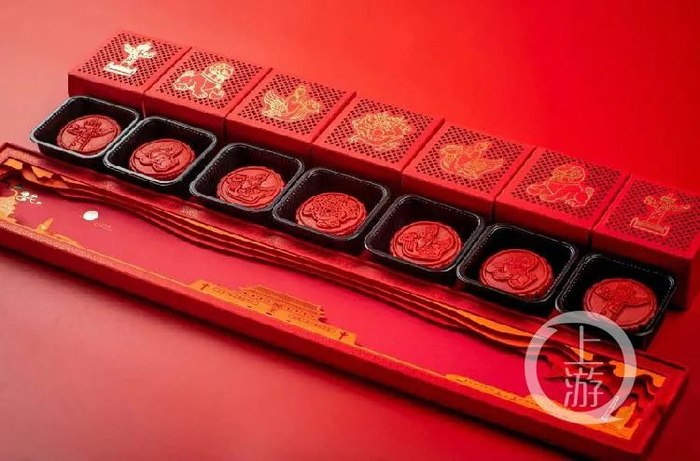 ▲李子柒品牌月饼在包装盒及月饼外观上使用了“天安门”、“华表”等作为装潢。