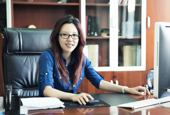 江苏扬州最富女总裁?梁勤清秀VS蒋迎春灵动,谁才是真正白富美|扬杰|电子_新浪财经_新浪新闻