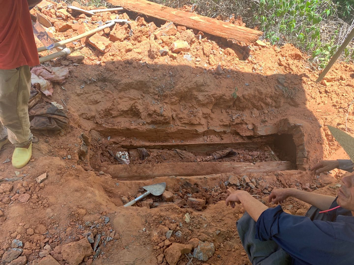 开棺验尸现场。受访者供图