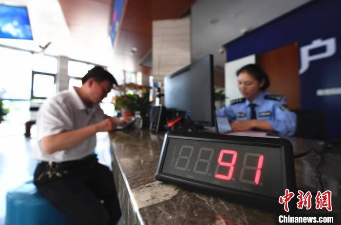景宁行政服务中心公安窗口推出“计秒”办理。　王刚 摄