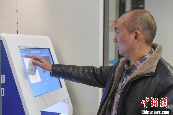 市民在杭州行政服务中心自助办理业务。　王刚 摄