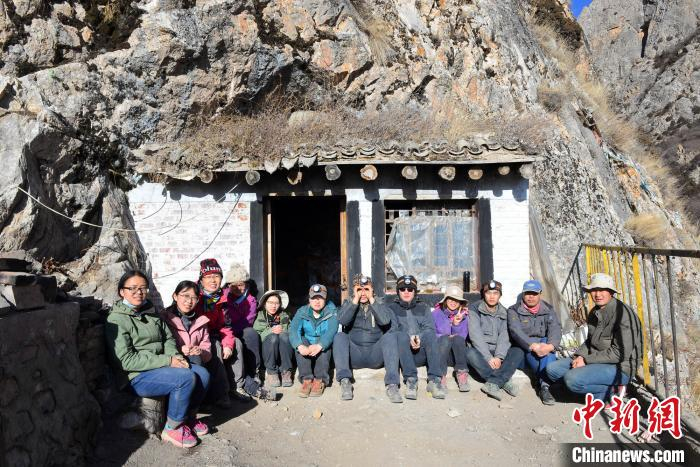 科研团队在白石崖溶洞遗址合影。科研团队 供图