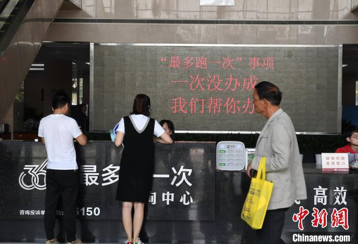 义乌市行政服务中心。　王刚　摄