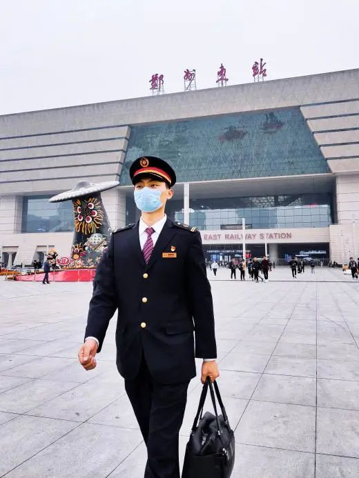▲郑州铁路局郑州机务段高铁司机张宇