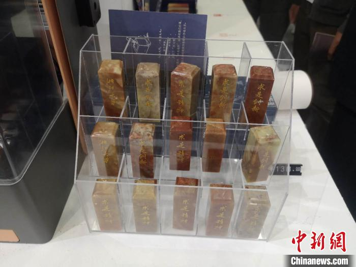  观众可通过现场的交互设备定制专属印章。　童笑雨 摄