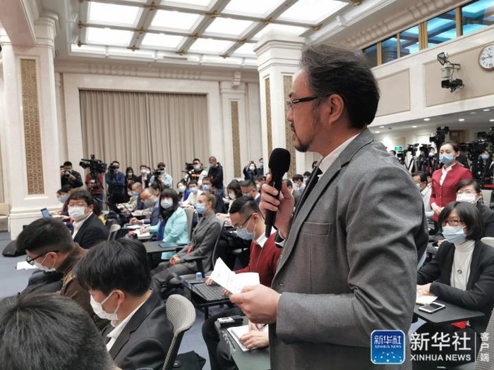 日本朝日新闻记者提问