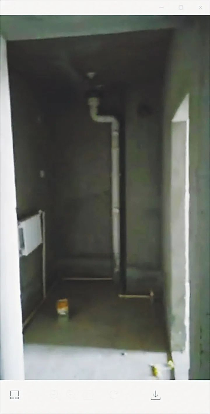 卫生间内右侧为卧室门，此图为刚入户时的毛坯房。