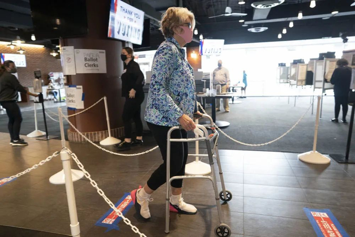 ▲10月28日，在美国华盛顿的一处投票站，选民参加投票。（新华社记者 刘杰 摄）