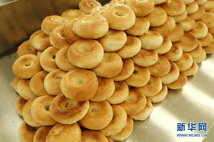 　　烤制完成的窝窝馕。新华网记者 焦鹏 摄