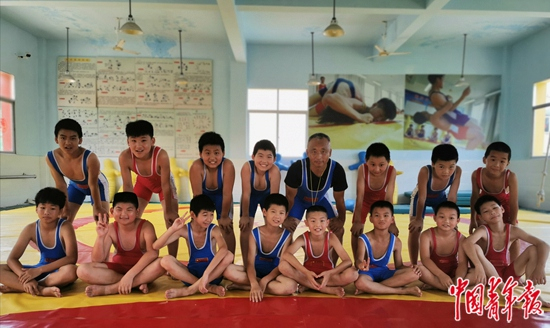     校长朱志辉和他的麻小摔跤队。中青报·中青网记者 陈卓琼/摄