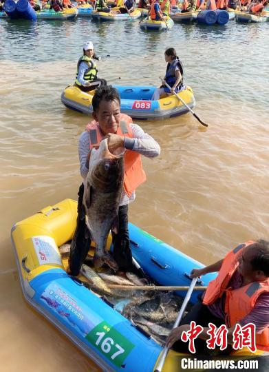 不少游客参与万绿湖打鱼节活动。　程景伟 摄