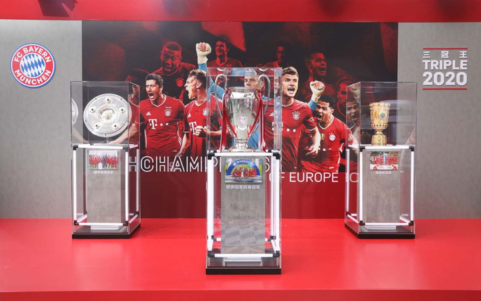 现场展出德甲、欧冠和德国杯三座冠军奖杯。新京报记者 王飞 摄