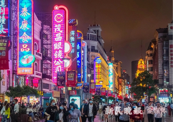 图说：南京路步行街夜景 来源/新民晚报记者 陈梦泽 摄