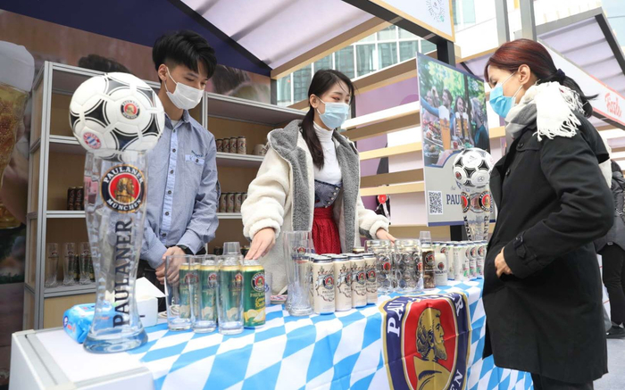 市民集市上询问德啤价格。新京报记者 王飞 摄