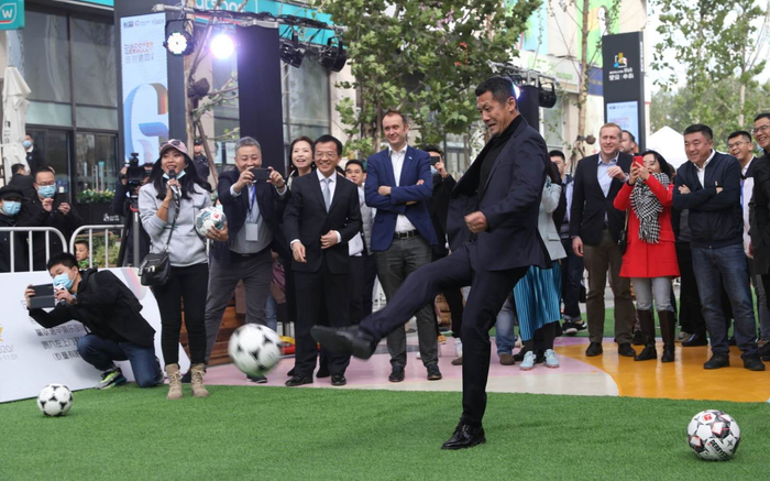 德甲形象大使杨晨现场开球。新京报记者 王飞 摄