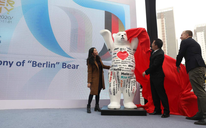 嘉宾为“柏林熊”揭幕。新京报记者 王飞 摄