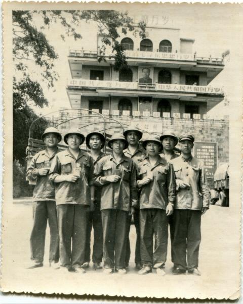 图说：徐礼祥与战友合影。