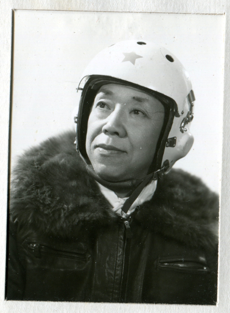 图说：穿着飞行员服装的徐礼祥。