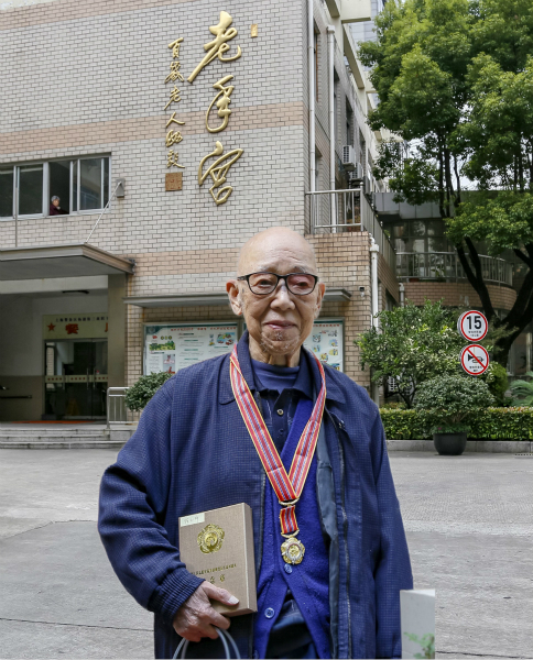 图说：徐礼祥佩戴上了抗美援朝出国作战70周年纪念章。受访者供图（下同）