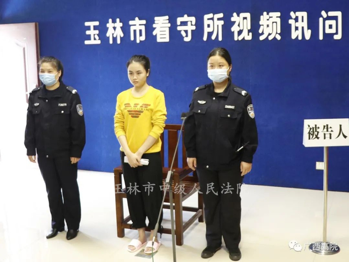 ▲被告人李凤萍接受宣判。