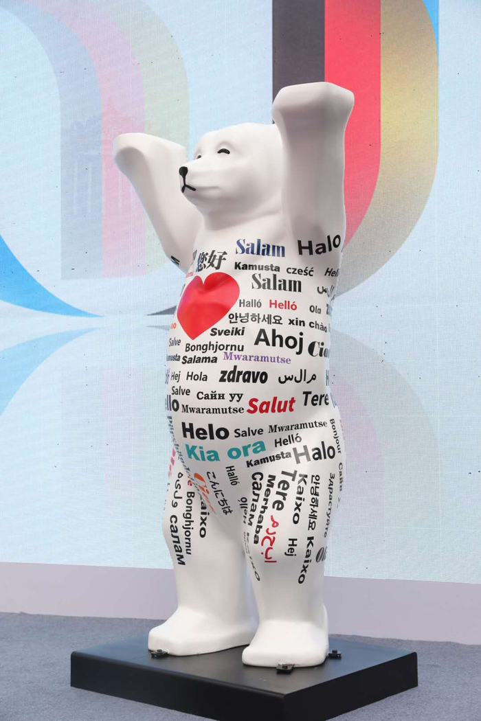 “柏林熊”身上有四十个国家“你好”字样。新京报记者 王飞 摄