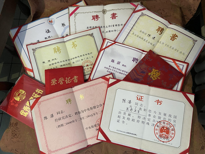 陈湛的证书与聘书。张丛婧 摄
