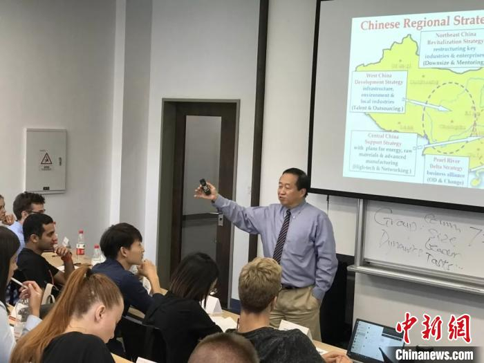 王重鸣给浙江大学管理学院创新创业与全球领导力硕士专业留学生授课。　浙江大学管理学院供图