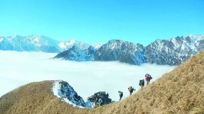翻越山脊的卧龙调查小分队 林红强摄/光明图片