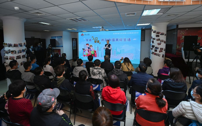 10月17日，国奥社区居委会，北京市人普办联合朝阳区人普办走进奥运村街道国奥村社区组织居民进行第7次人口普查的介绍。新京报记者 陶冉 摄