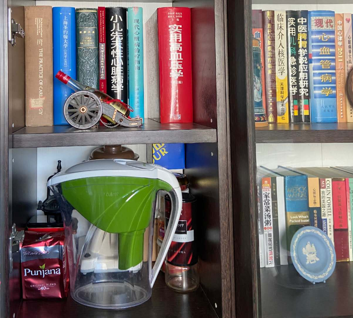 陈湛的书柜。张丛婧 摄