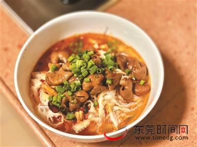 麻辣肥肠面 图片均记者 李梦颖 摄