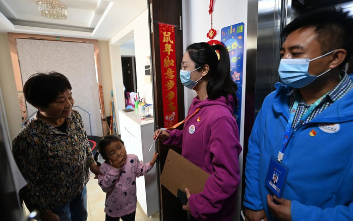 10月17日，国奥社区，普查员入户工作。新京报记者 陶冉 摄